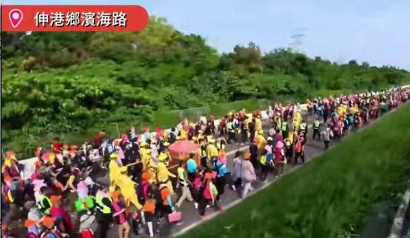 白沙屯媽祖鑾轎今天一早起駕，沒走外界預測的大度橋過台中，而是改走國道3號下方的平面道路。（擷取自白沙屯拱天宮線上直播）