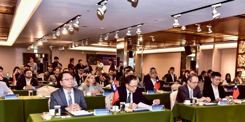 國合會與明新科大、陽明交大合作辦理「2025年半導體製程技術入門訓練班」巴拉圭、瓜地馬拉專班,共有55位學員參訓。(明新科大提供) 國合會與明新科大、陽明交大合作辦理「2025年半導體製程技術入門訓練班」巴拉圭、瓜地馬拉專班,共有55位學員參訓。(明新科大提供)