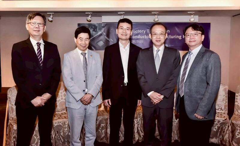 巴拉圭、瓜地馬拉半導體技職專班開訓,國合會國際教育訓練處處長蔡祥吾(左起)、掌宇公司總經理吳文和、陽明交大電機資訊國際學位學程主任范倫達、外交部拉美司總領事張俊彬及明新科大校長呂明峯出席聯合開訓典禮。(明新科大提供) 巴拉圭、瓜地馬拉半導體技職專班開訓,國合會國際教育訓練處處長蔡祥吾(左起)、掌宇公司總經理吳文和、陽明交大電機資訊國際學位學程主任范倫達、外交部拉美司總領事張俊彬及明新科大校長呂明峯出席聯合開訓典禮。(明新科大提供)