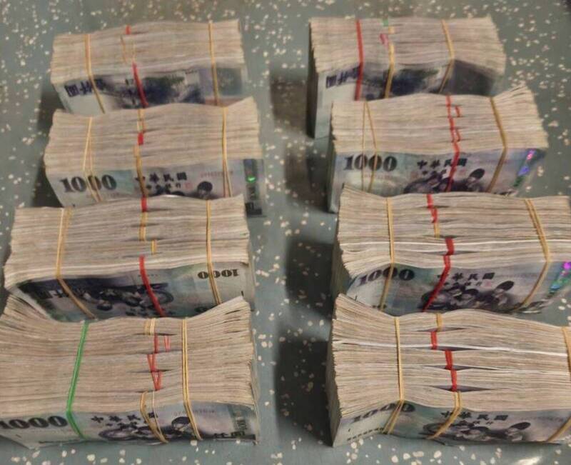 胡姓越南籍乘客疑似在台鐵列車上遺失400萬現金,經台鐵尋獲後交由鐵警處理。(記者劉慶侯翻攝) 胡姓越南籍乘客疑似在台鐵列車上遺失400萬現金,經台鐵尋獲後交由鐵警處理。(記者劉慶侯翻攝)