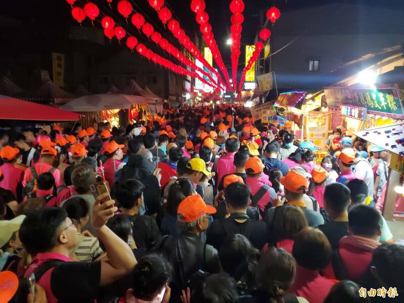 白沙屯媽祖婆進香途中，拱天宮南側聯絡道工程標出。圖為今年隨媽祖婆出發時人潮。（記者蔡政珉攝）