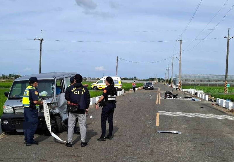 台南將軍區忠興里產業道路今天上午7點多,發生商用廂型車(左)和微型電動二輪車車禍,微型電動二輪車因碰撞毀損,散落零件。(民眾提供) 台南將軍區忠興里產業道路今天上午7點多,發生商用廂型車(左)和微型電動二輪車車禍,微型電動二輪車因碰撞毀損,散落零件。(民眾提供)
