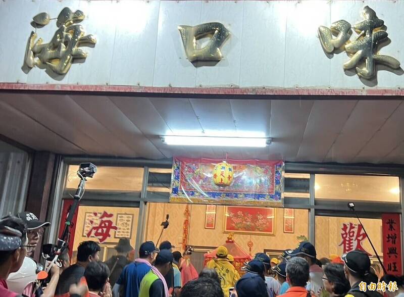 白沙屯媽祖9日駐駕在大安區海口味餐廳過夜。(記者張軒哲攝) 白沙屯媽祖9日駐駕在大安區海口味餐廳過夜。(記者張軒哲攝)
