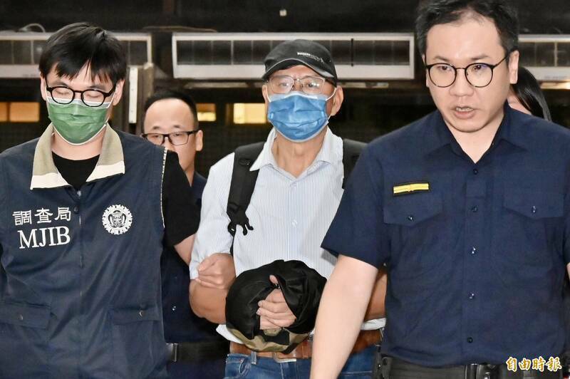 傅崐萁管家李慶隆9日前往調查局北機站投案,晚間移送北檢歸案,檢方諭令100萬元交保,並實施電子腳鐐科技監控。(記者叢昌瑾攝) 傅崐萁管家李慶隆9日前往調查局北機站投案,晚間移送北檢歸案,檢方諭令100萬元交保,並實施電子腳鐐科技監控。(記者叢昌瑾攝)