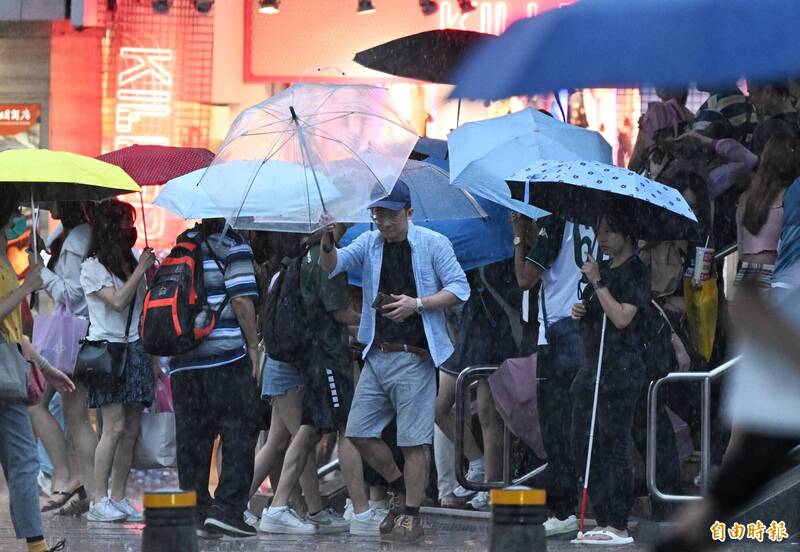週六各地有陣雨或雷雨,易有短延時強降雨發生,並有大雨或局部豪雨發生的機率。(資料照) 週六各地有陣雨或雷雨,易有短延時強降雨發生,並有大雨或局部豪雨發生的機率。(資料照)