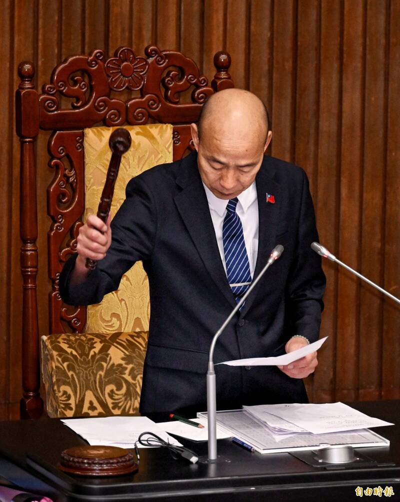 立法院會今天下午三讀通過國民黨團、民眾黨團提出的「紀念日及節日實施條例草案」,除了將辦法提升位階至法律,另新增「4+1」天國定假日。(記者方賓照攝) 立法院會今天下午三讀通過國民黨團、民眾黨團提出的「紀念日及節日實施條例草案」,除了將辦法提升位階至法律,另新增「4+1」天國定假日。(記者方賓照攝)