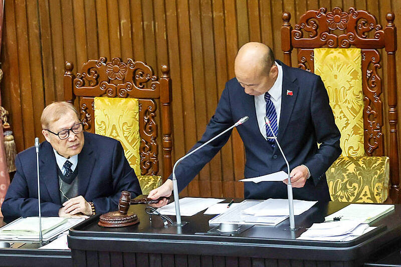 Legislative Speaker Han Kuo-yu, right, bangs his gavel in the Legislative Yuan in Taipei yesterday to announce the passage of the Act on Implementing Memorial Days and State Holidays.
Photo: CNA Legislative Speaker Han Kuo-yu, right, bangs his gavel in the Legislative Yuan in Taipei yesterday to announce the passage of the Act on Implementing Memorial Days and State Holidays.
Photo: CNA