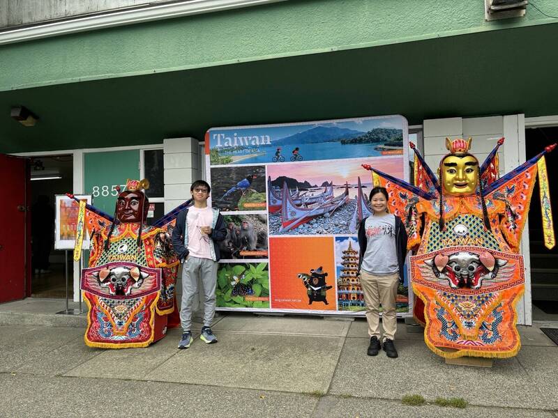 「台灣文化中心社區日」活動去年第一屆舉辦,溫哥華的台灣文化中心大門口兩旁各有三太子坐陣。(台加文化協會提供) 「台灣文化中心社區日」活動去年第一屆舉辦,溫哥華的台灣文化中心大門口兩旁各有三太子坐陣。(台加文化協會提供)