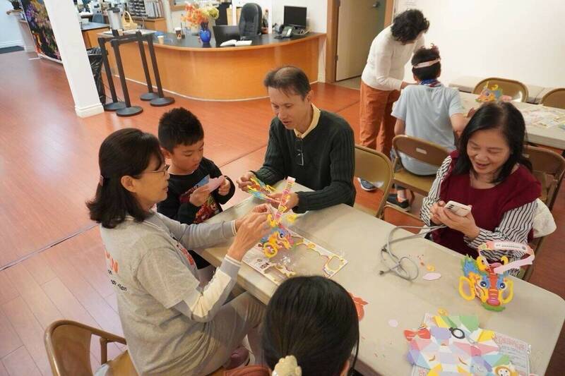 「台灣文化中心社區日」活動提供台灣紙藝手作親子活動,材料均是從台灣帶來。(台加文化協會提供) 「台灣文化中心社區日」活動提供台灣紙藝手作親子活動,材料均是從台灣帶來。(台加文化協會提供)