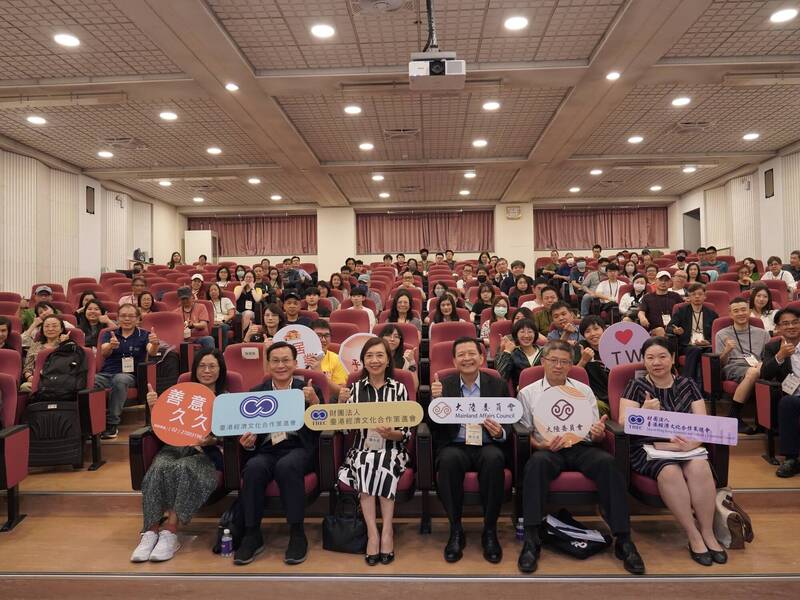 陸委會與台港經濟文化合作策進會合辦「港澳生畢業留台評點制暨關懷港澳人士居留定居座談會」。(台港經濟文化合作策進會提供) 陸委會與台港經濟文化合作策進會合辦「港澳生畢業留台評點制暨關懷港澳人士居留定居座談會」。(台港經濟文化合作策進會提供)