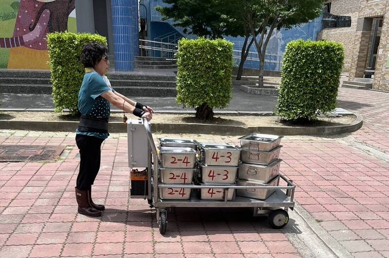 興中國小的電動推車,讓廚媽運送餐點更省力。(興中國小提供) 興中國小的電動推車,讓廚媽運送餐點更省力。(興中國小提供)