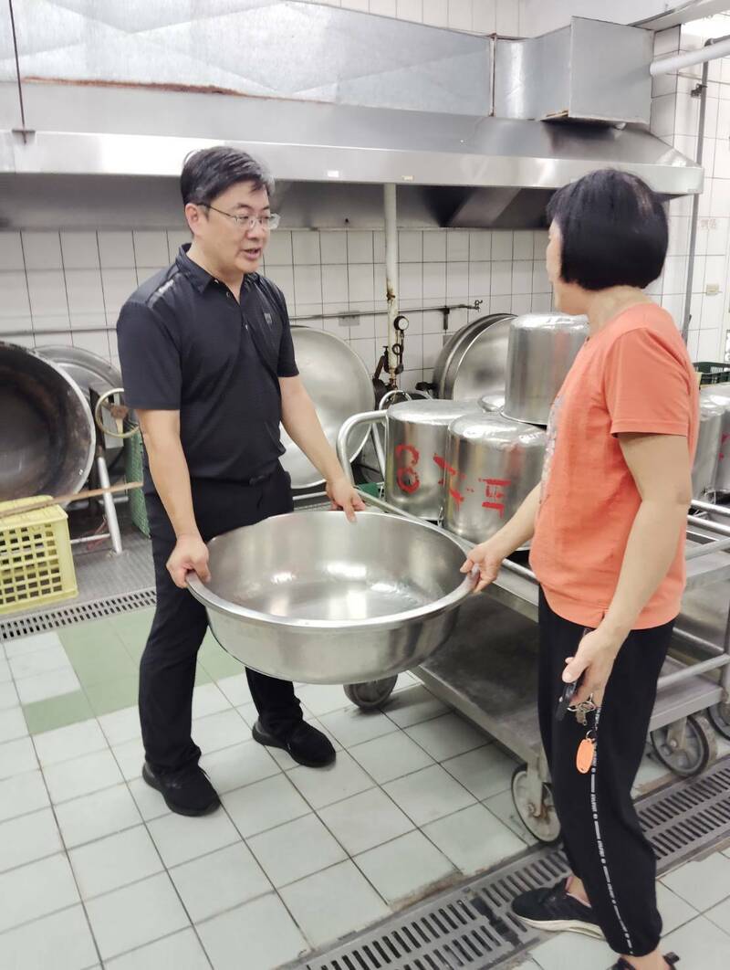 興中國小校長楊登閎思考如何讓廚媽更省力。(興中國小提供) 興中國小校長楊登閎思考如何讓廚媽更省力。(興中國小提供)