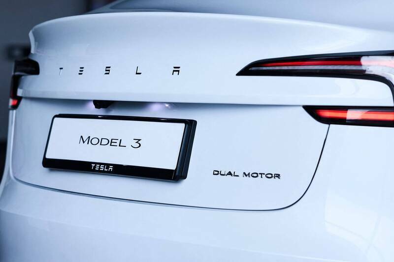 高雄女童搭Uber特斯拉Model 3時不慎打翻水,司機要求高額賠償引發討論。示意圖,非當事車輛。(法新社) 高雄女童搭Uber特斯拉Model 3時不慎打翻水,司機要求高額賠償引發討論。示意圖,非當事車輛。(法新社)