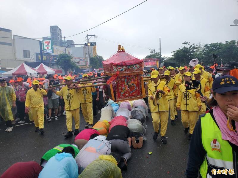 白沙屯媽祖進香回鑾返抵苗縣,人潮擠爆。(記者蔡政珉攝) 白沙屯媽祖進香回鑾返抵苗縣,人潮擠爆。(記者蔡政珉攝)