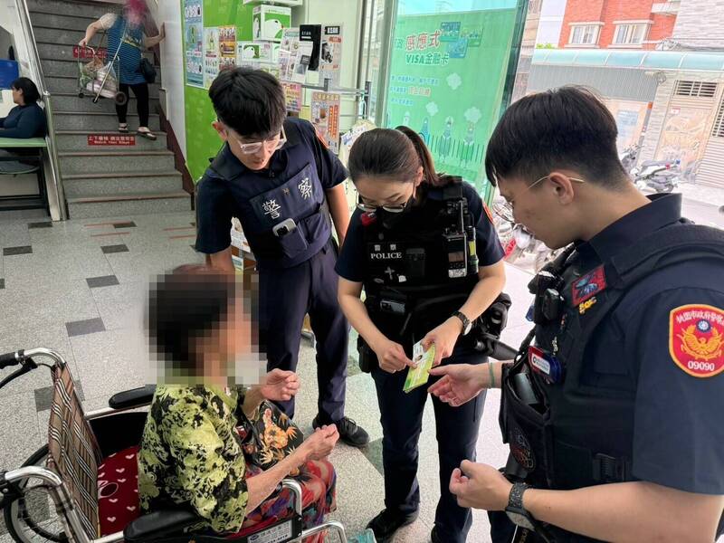 警方安撫未能順利領錢的張姓老婦(左1)不滿情緒。(警方提供) 警方安撫未能順利領錢的張姓老婦(左1)不滿情緒。(警方提供)