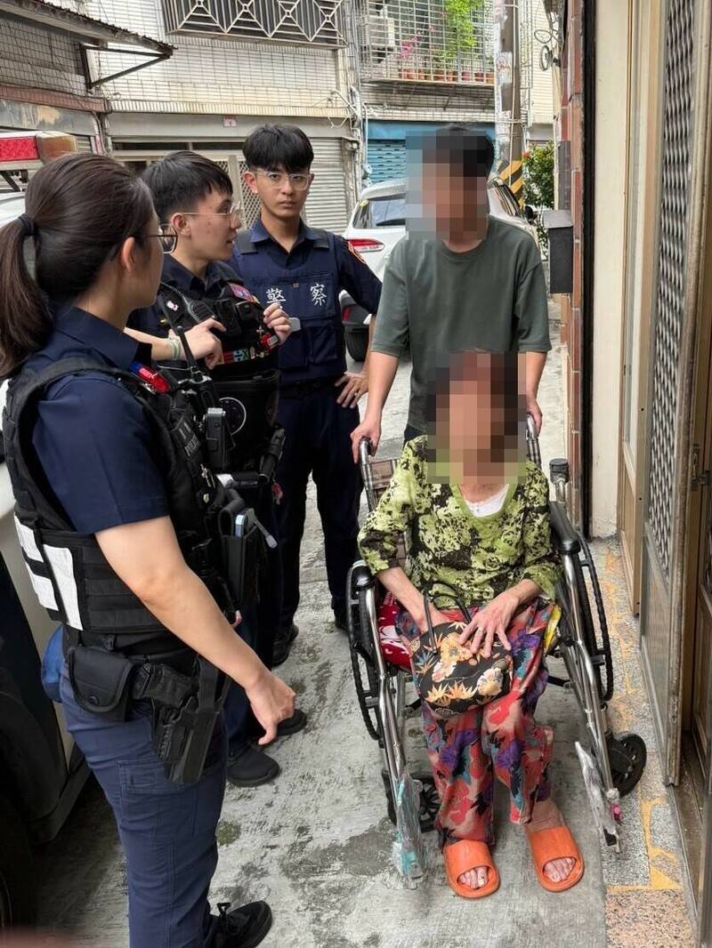 警方送張姓老婦(右前)平安返家。(警方提供) 警方送張姓老婦(右前)平安返家。(警方提供)