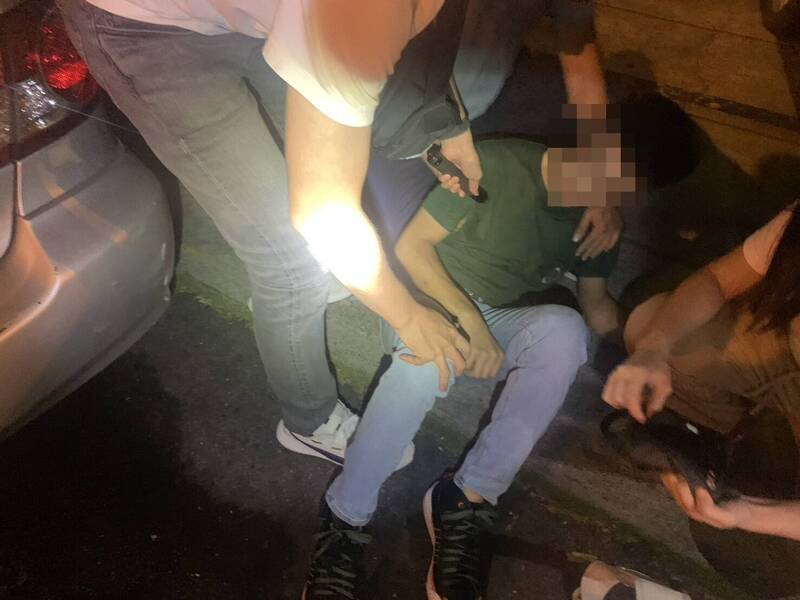 李男（中）宣稱第一天當車手就被抓，檢警卻查出他之前也曾向兩位被害人取款共248萬元。（警方提供）