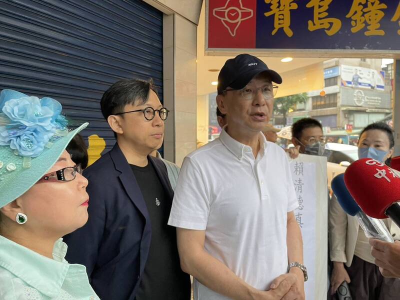 朱立倫上午原取消站台罷免吳沛憶連署,但因有志工仍到場,他仍前往致意。(國民黨提供) 朱立倫上午原取消站台罷免吳沛憶連署,但因有志工仍到場,他仍前往致意。(國民黨提供)