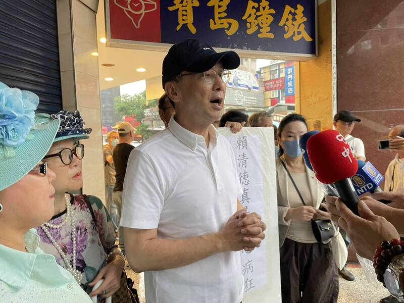 朱立倫上午原取消站台罷免吳沛憶連署,但因有志工仍到場,他仍前往致意。(國民黨提供) 朱立倫上午原取消站台罷免吳沛憶連署,但因有志工仍到場,他仍前往致意。(國民黨提供)