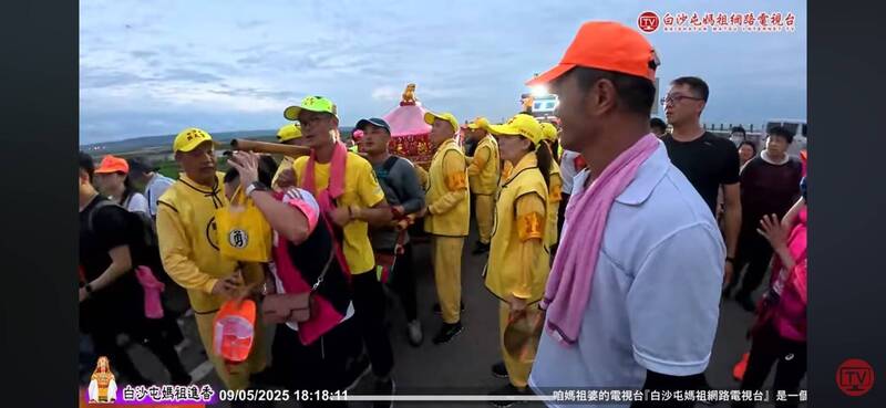 鑾轎行經西濱大甲溪橋,信眾發生爭相扛轎推擠情況。(擷取自白沙屯媽祖網路電視台) 鑾轎行經西濱大甲溪橋,信眾發生爭相扛轎推擠情況。(擷取自白沙屯媽祖網路電視台)