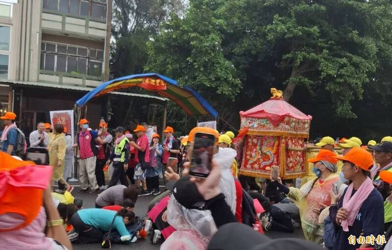 白沙屯媽祖鑾轎進入苑裡市區。(記者張軒哲攝) 白沙屯媽祖鑾轎進入苑裡市區。(記者張軒哲攝)