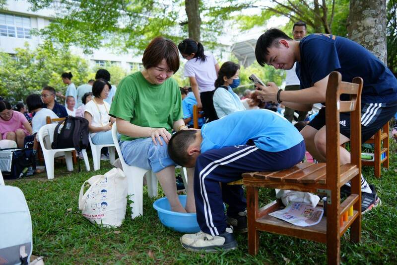 福智國小舉辦母親節念恩活動,安排學生為母親洗腳報恩。(福智國小提供) 福智國小舉辦母親節念恩活動,安排學生為母親洗腳報恩。(福智國小提供)