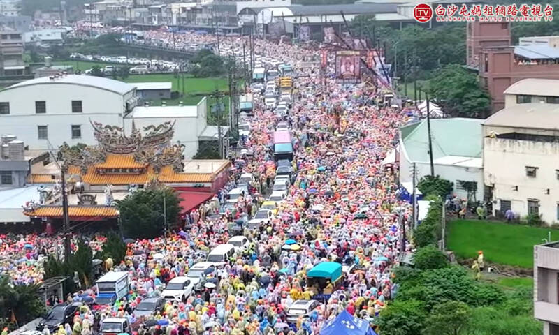 白沙屯媽祖回宮,通霄、苑裡台1線擠滿人潮。(白沙屯媽祖網路電視台提供) 白沙屯媽祖回宮,通霄、苑裡台1線擠滿人潮。(白沙屯媽祖網路電視台提供)