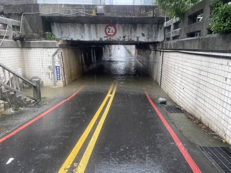 新竹縣湖口鄉新興路往新竹產業園區大同地下道有積水約30公分情形,已拉起封鎖線警戒。(新竹縣消防局提供) 新竹縣湖口鄉新興路往新竹產業園區大同地下道有積水約30公分情形,已拉起封鎖線警戒。(新竹縣消防局提供)