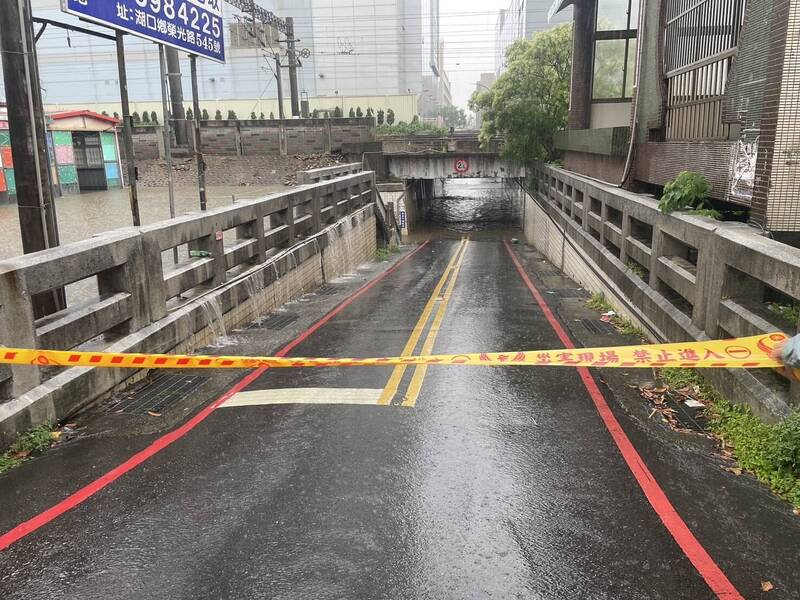 新竹縣湖口鄉新興路往新竹產業園區大同地下道有積水約30公分情形,已拉起封鎖線警戒。 (新竹縣消防局提供) 新竹縣湖口鄉新興路往新竹產業園區大同地下道有積水約30公分情形,已拉起封鎖線警戒。 (新竹縣消防局提供)