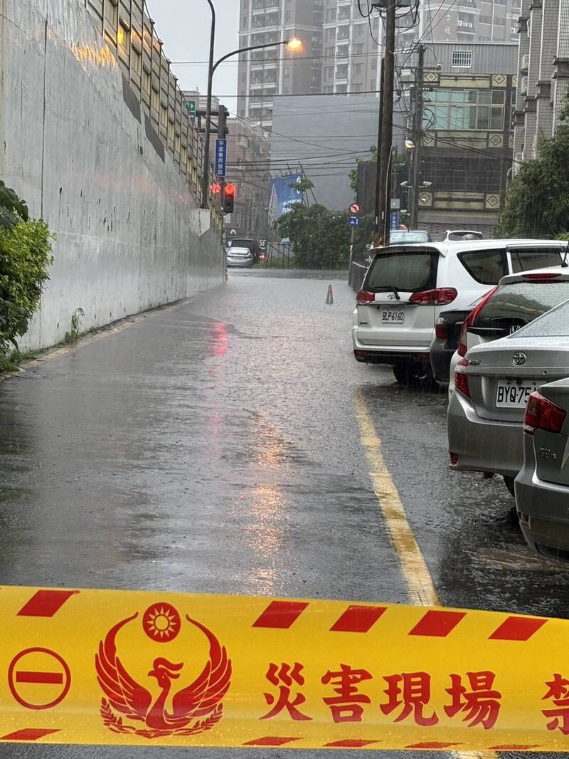 新竹縣湖口鄉達生路湖口分隊旁路段,積水約30公分,已拉起封鎖線警戒。(新竹縣消防局提供) 新竹縣湖口鄉達生路湖口分隊旁路段,積水約30公分,已拉起封鎖線警戒。(新竹縣消防局提供)