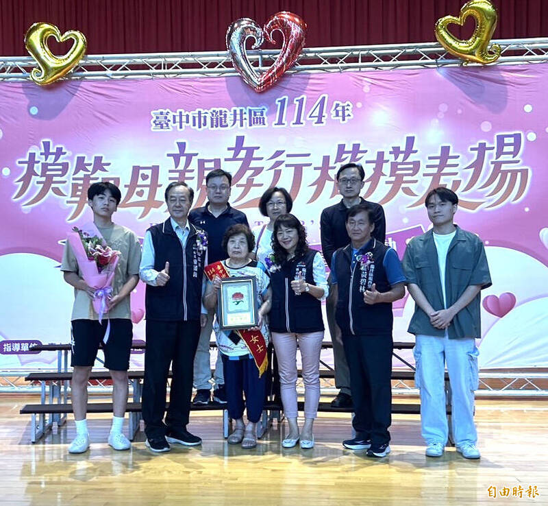 家庭美髮院老闆柯林足(中)獲選模範母親代表,笑稱自己應該是年紀最大的美髮師。(記者黃旭磊攝) 家庭美髮院老闆柯林足(中)獲選模範母親代表,笑稱自己應該是年紀最大的美髮師。(記者黃旭磊攝)