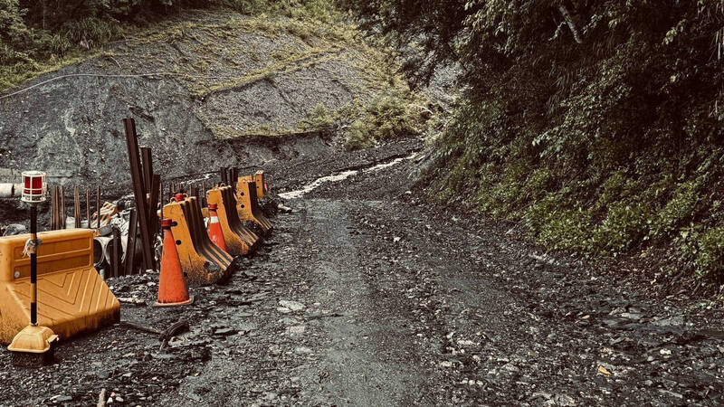 奧萬大聯外道路石灰坑溪便道遭大雨泥流沖刷而中斷。(林保署南投分署) 奧萬大聯外道路石灰坑溪便道遭大雨泥流沖刷而中斷。(林保署南投分署)
