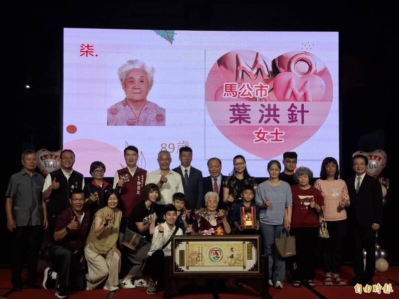 澎湖縣模範母親表揚,出現難得一見本屆及下屆百里侯潛在對手同框畫面。(記者劉禹慶攝) 澎湖縣模範母親表揚,出現難得一見本屆及下屆百里侯潛在對手同框畫面。(記者劉禹慶攝)