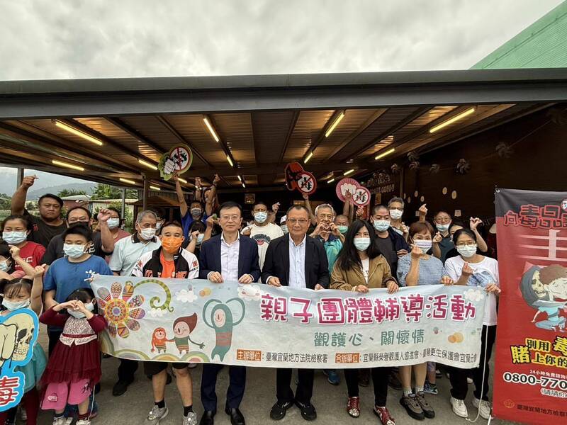 宜蘭地檢署今天舉辦母親節家庭日,邀請更生人與其家庭同歡。(宜蘭地檢署提供) 宜蘭地檢署今天舉辦母親節家庭日,邀請更生人與其家庭同歡。(宜蘭地檢署提供)