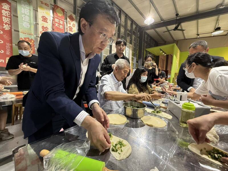 宜蘭地檢署檢察長王以文(右)與更生人家庭歡慶母親節,親自下廚做幸福三星蔥麵包。(宜蘭地檢署提供) 宜蘭地檢署檢察長王以文(右)與更生人家庭歡慶母親節,親自下廚做幸福三星蔥麵包。(宜蘭地檢署提供)