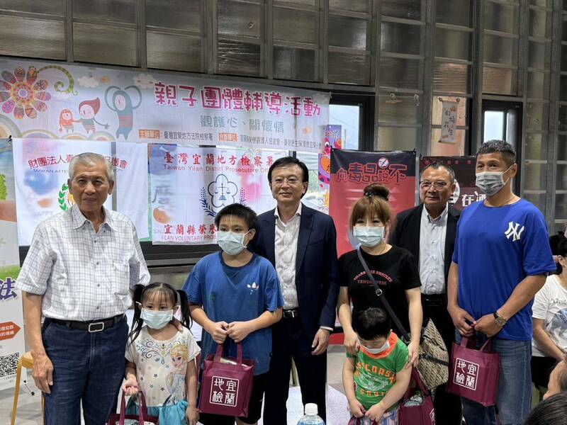 宜蘭地檢署檢察長王以文(左4)與更生人家庭歡慶母親節。(宜蘭地檢署提供) 宜蘭地檢署檢察長王以文(左4)與更生人家庭歡慶母親節。(宜蘭地檢署提供)
