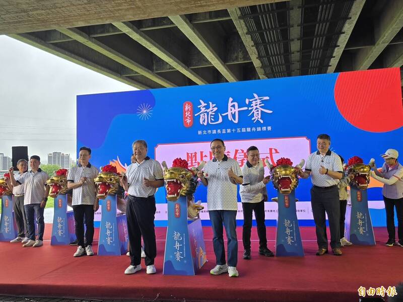 新北市長侯友宜(前右)與市議會議長蔣根煌(前左)共同主持「祭江點睛」儀式。(記者羅國嘉攝) 新北市長侯友宜(前右)與市議會議長蔣根煌(前左)共同主持「祭江點睛」儀式。(記者羅國嘉攝)