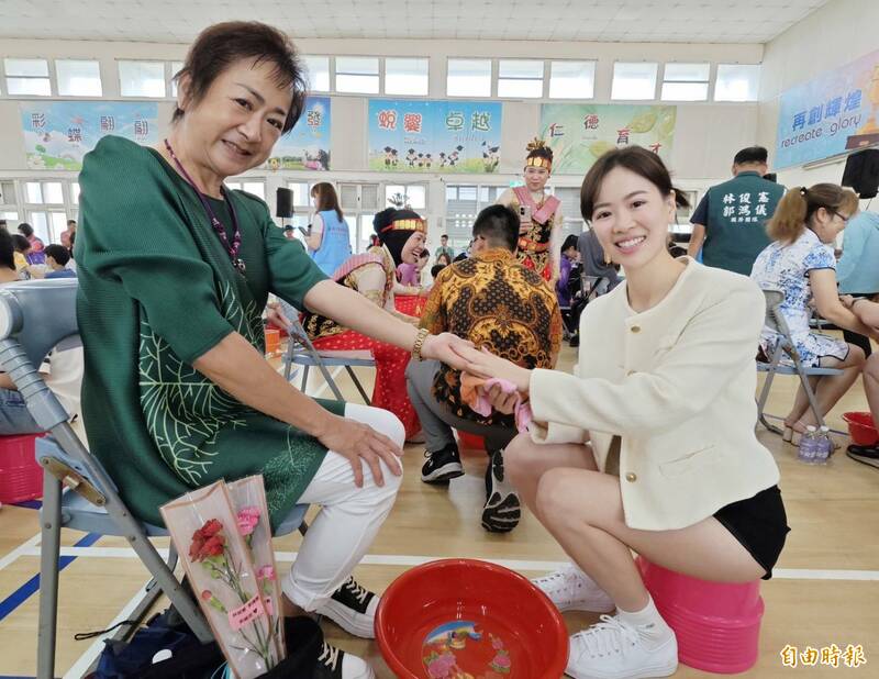 仁德區上崙里長李紫瑀的漂亮女兒曾娍妡特地報名參加弘揚孝道活動,為母親擦手、洗腳、獻花,並下跪奉茶,洋溢著愛與溫馨的美麗身影,是全場矚目焦點。(記者吳俊鋒攝) 仁德區上崙里長李紫瑀的漂亮女兒曾娍妡特地報名參加弘揚孝道活動,為母親擦手、洗腳、獻花,並下跪奉茶,洋溢著愛與溫馨的美麗身影,是全場矚目焦點。(記者吳俊鋒攝)