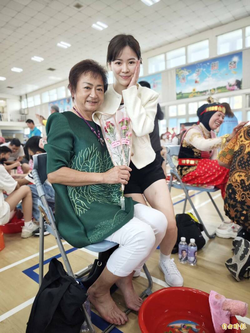 仁德區上崙里長李紫瑀的漂亮女兒曾娍妡特地報名參加弘揚孝道活動,為母親擦手、洗腳、獻花,並下跪奉茶,洋溢著愛與溫馨的美麗身影,是全場矚目焦點。(記者吳俊鋒攝) 仁德區上崙里長李紫瑀的漂亮女兒曾娍妡特地報名參加弘揚孝道活動,為母親擦手、洗腳、獻花,並下跪奉茶,洋溢著愛與溫馨的美麗身影,是全場矚目焦點。(記者吳俊鋒攝)
