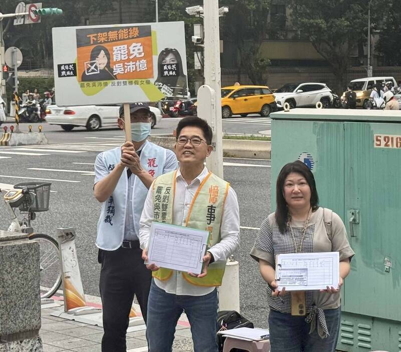 國民黨秘書長黃健庭最近親自下場在路邊協助連署。(截圖自黃健庭臉書) 國民黨秘書長黃健庭最近親自下場在路邊協助連署。(截圖自黃健庭臉書)