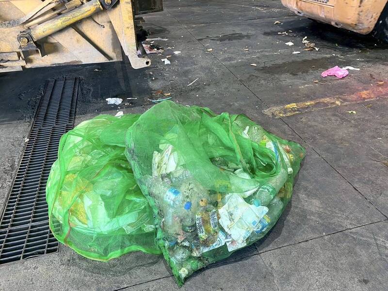 嘉義縣某公所的垃圾車夾帶已分量袋裝的回收物被查獲。(嘉義縣環保局提供) 嘉義縣某公所的垃圾車夾帶已分量袋裝的回收物被查獲。(嘉義縣環保局提供)