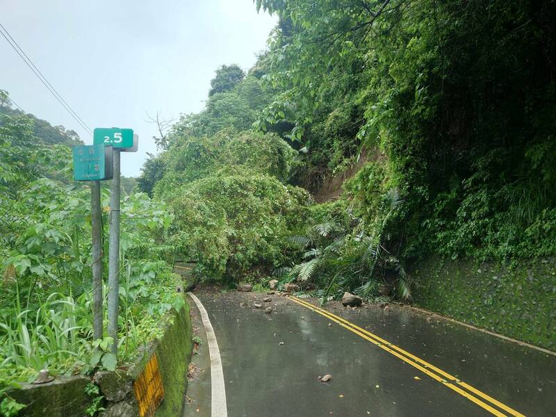 新竹縣今(10)日大雨不斷,關西鎮台3線通往玉山的竹30線,約2.5公里處今早發生坡邊坍方,一度交通中斷! (東山里長吳成崇提供) 新竹縣今(10)日大雨不斷,關西鎮台3線通往玉山的竹30線,約2.5公里處今早發生坡邊坍方,一度交通中斷! (東山里長吳成崇提供)