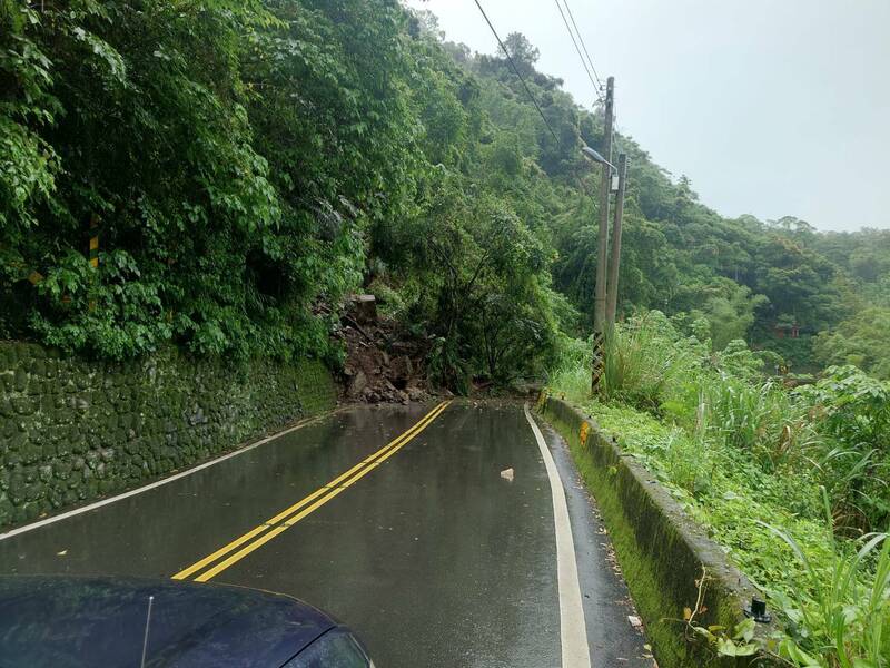 新竹縣今(10)日大雨不斷,關西鎮台3線通往玉山的竹30線,約2.5公里處今早發生坡邊坍方,一度交通中斷! (關西鎮公所提供) 新竹縣今(10)日大雨不斷,關西鎮台3線通往玉山的竹30線,約2.5公里處今早發生坡邊坍方,一度交通中斷! (關西鎮公所提供)