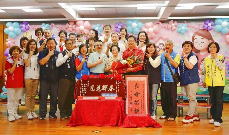 苗栗市文聖里劉秋英女士,代表苗栗市接受全縣模範母親表揚。(苗栗市公所提供) 苗栗市文聖里劉秋英女士,代表苗栗市接受全縣模範母親表揚。(苗栗市公所提供)