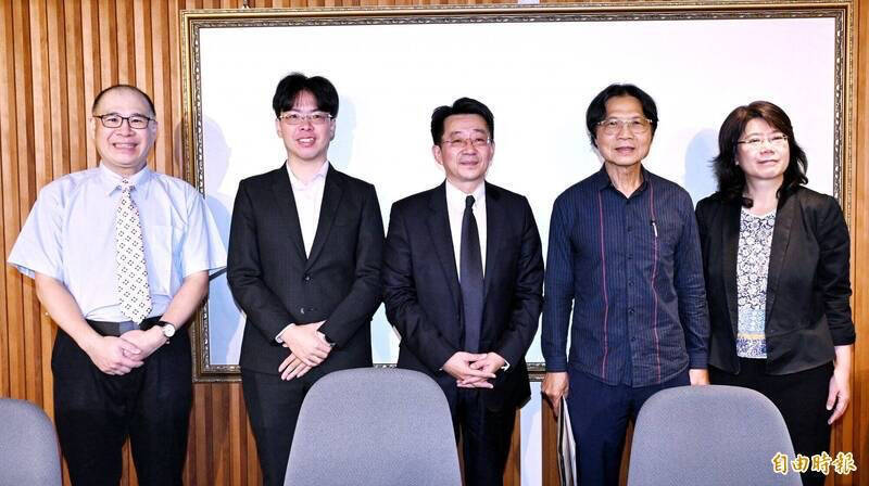 台灣新世紀文教基金會去年舉行「國會擴權法案之違憲審查-憲法法庭言詞辯論之後」座談會,律師廖國翔(左二)與會座談。(資料照) 台灣新世紀文教基金會去年舉行「國會擴權法案之違憲審查-憲法法庭言詞辯論之後」座談會,律師廖國翔(左二)與會座談。(資料照)