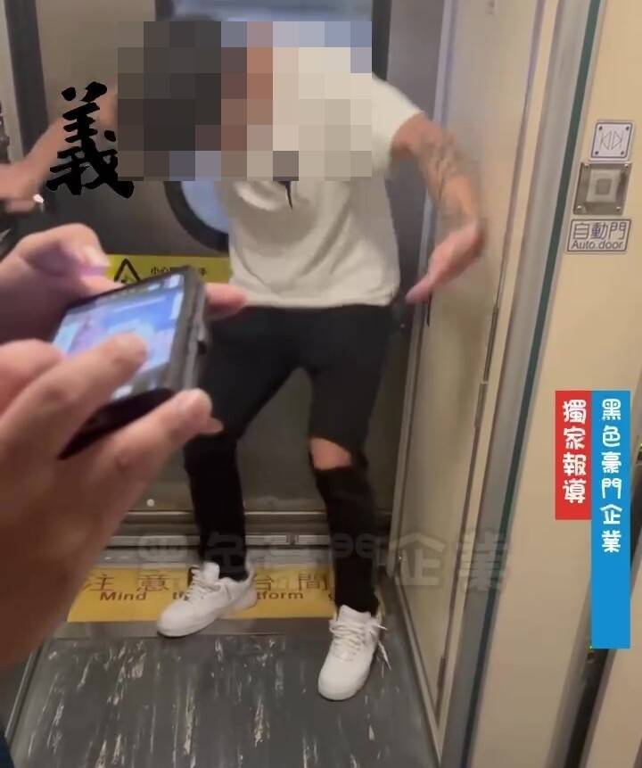 18歲男子在行進中的自強號列車上四肢顫抖像跳機械舞,怪異舉止引起民眾熱議,鐵路警察員警了解,男子是因感冒畏冷身體不自覺顫抖。(擷取自黑色豪門企業臉書) 18歲男子在行進中的自強號列車上四肢顫抖像跳機械舞,怪異舉止引起民眾熱議,鐵路警察員警了解,男子是因感冒畏冷身體不自覺顫抖。(擷取自黑色豪門企業臉書)