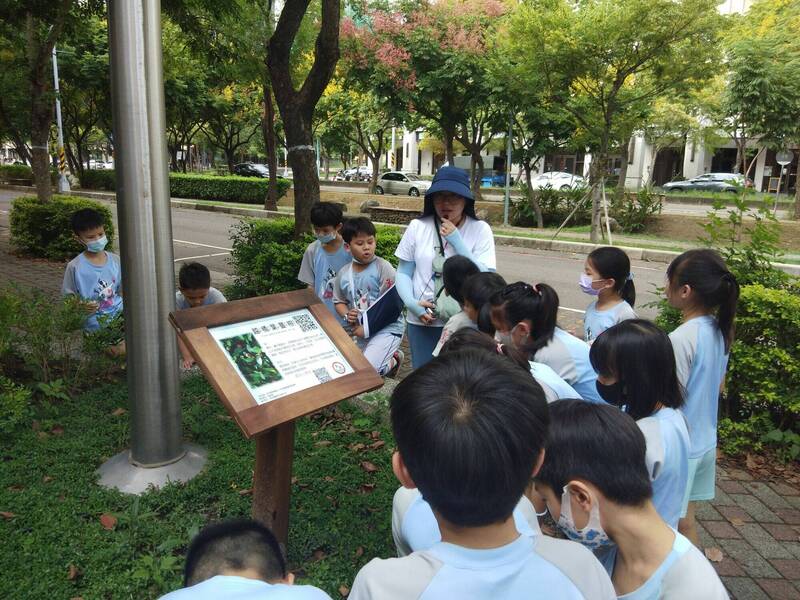東興國小於綠籬全區設置再生木頭解說牌，並設有QR Code互動學習。（擷取自新竹縣政府官網）
