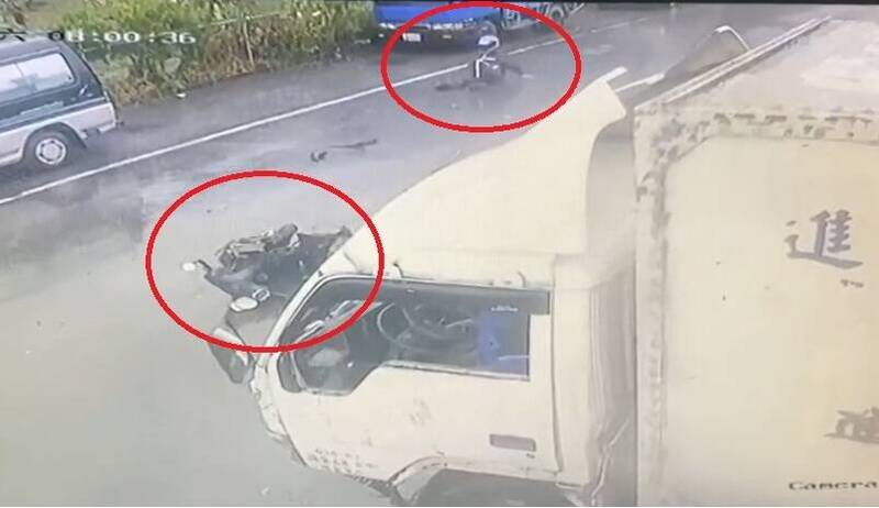大貨車出廠區與機車(紅圈)碰撞,騎士(紅圈)倒地滑行到對向車道。(讀者提供) 大貨車出廠區與機車(紅圈)碰撞,騎士(紅圈)倒地滑行到對向車道。(讀者提供)