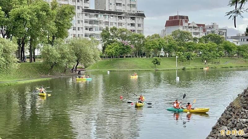 屏東市復興公園水岸階梯廣場前水域舉辦親子獨木舟體驗活動,大受歡迎。(記者羅欣貞攝) 屏東市復興公園水岸階梯廣場前水域舉辦親子獨木舟體驗活動,大受歡迎。(記者羅欣貞攝)