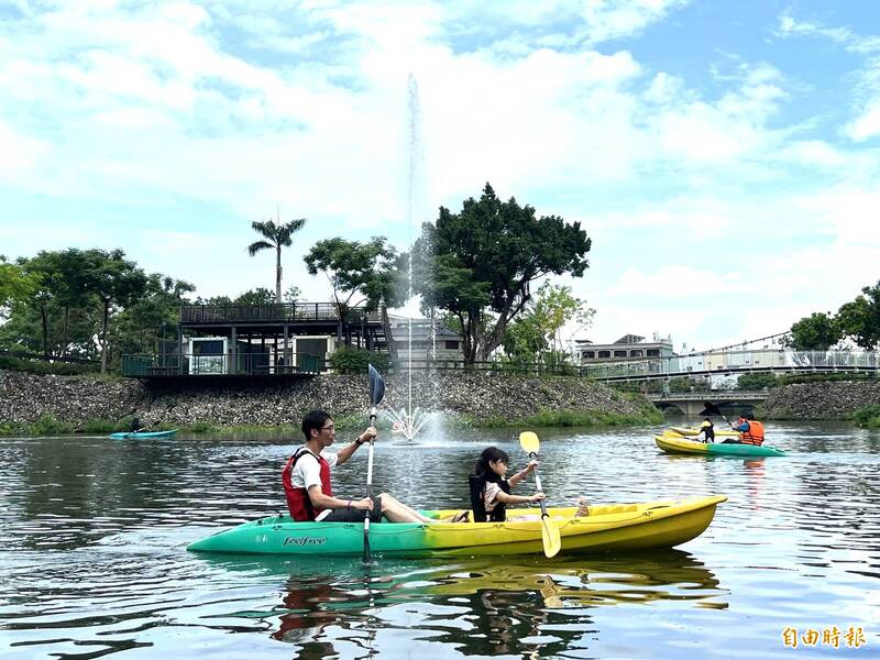 在屏東復興公園生態滯洪池划船,風景如畫。(記者羅欣貞攝) 在屏東復興公園生態滯洪池划船,風景如畫。(記者羅欣貞攝)